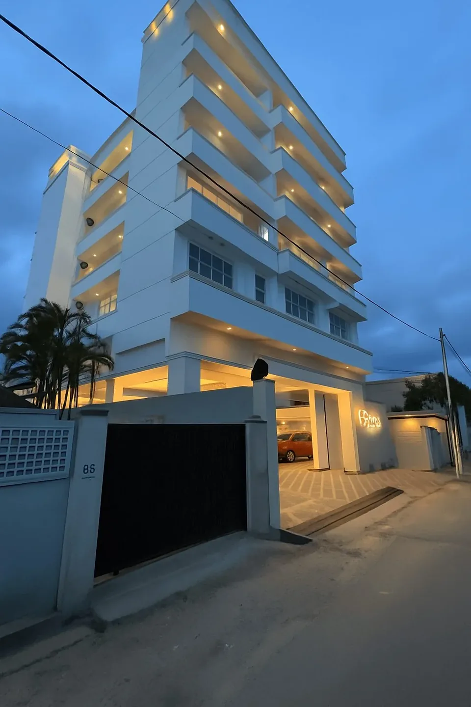 Wimbledon Residencies at dusk, De Alwis Place, Dehiwala
